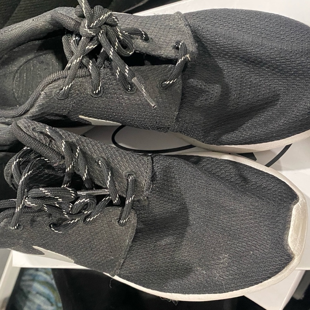 Nike Black and White Roshe Run Casual Sneakers - Picture 3 of 3
